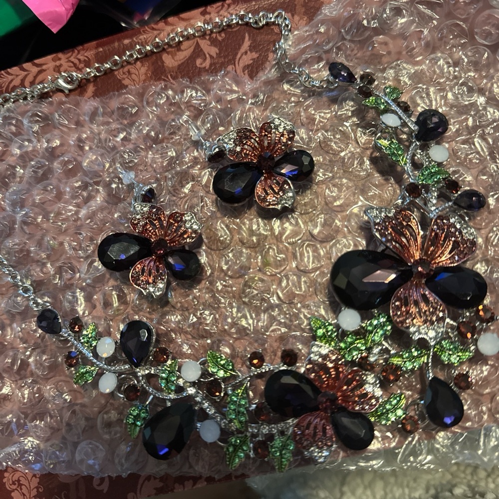 Elegant Floral Jewelry Set with Silver and Green Accents